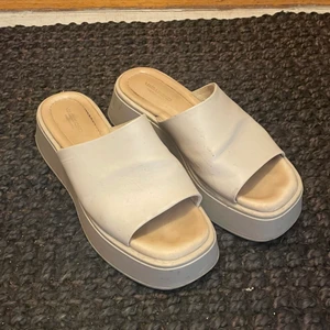 Vagabond Platåsandaler - Krämvita platåsandaler från vagabond i storlek 38, använda en sommar      Original pris: 900kr