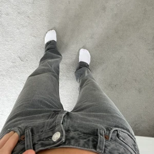 Zara Jeans grå - grå Zara jeans, stl 34