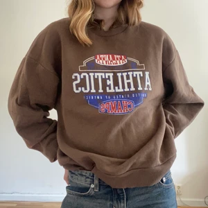 Collagetröja - Så fin vintage inspirerad collegetröja från ginatricot. Använd ett fåtal gånger och är i strl M. Köparen står för frakten. Skriv vid frågor eller fler bilder💞