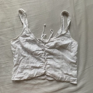 vit topp - så fin topp med snörning från abercrombie&fitch! 