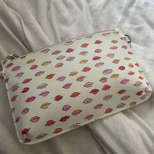 Carin Wester väska - Carin wester väska som man kan bära på olika sätt, ett band medföljer och den rymmer mer än man tror! helt oanvänd