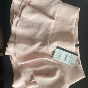 Zara shorts  - Shorts från zara, ser ut som en kjol framifrån. Ljusrosa och helt oanvänd! Hör av er vid frågor eller för fler bilder❤️