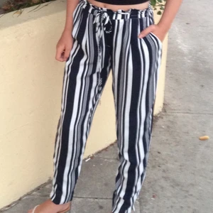 Zara byxor  - Randiga byxor från zara i storlek XS. Superfint skick! Hör av er vid frågor eller för fler bilder❤️