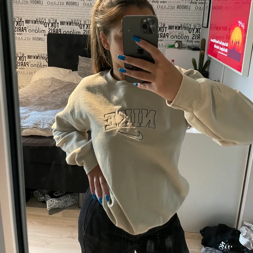 Säljer denna beigea oversized Nike hoodien, den är väldigt fin och i väldigt bra skick, ser nästan ut som ny. Säljer den då jag vill köpa en annan tröja. Säljer den för 300 kr+ frakt:) skriv privat om ni vill köpa💗. Tröjor & Koftor.