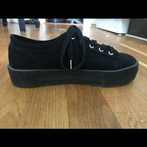 Skor i fakemocka - Säljer dessa skor från HM då de inte kommer till användning. Bara använda 1 gång och de är i nyskick. Strl 37, skriv privat för fler bilder eller frågor🥰