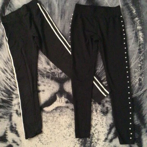 Tights - Två par svarta tights. Ett par med guldtand och vit rand. Ett par med pärlrand.  40kr/st 60kr paketpris