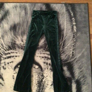 Byxor - Gröna sametts byxor. Utsvängda. 