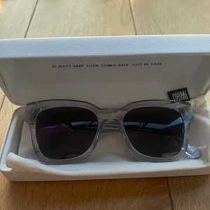 Chimi Litchi 005 - Säljer ett par chimi solglasögon i modellen 005 I färgen litchi. Väldigt bra skick. Fodral och putsduk medföljer 