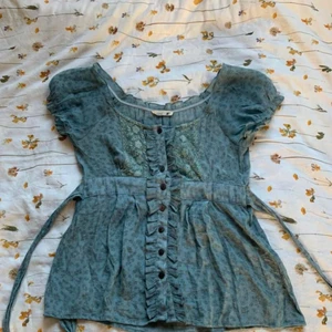 Romantisk topp - Jätte fin vintage topp köpt på Depop som tyvärr är för stor för mig (obs; de två första bilderna är lånade från Depop säljaren). Utsmyckad med jätte fina detaljer och knytning i ryggen. Ingen angiven storlek men skulle säga S/M men som sagt så är den justerbar med knytning i ryggen (skulle också säga att den sitter som bäst om du är en B-D cup) perfekta Pinterest toppen nu till sommaren!🧺🧃🌱