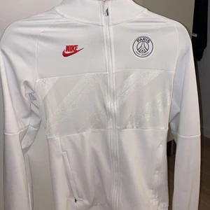 Nike tröja  - Säljer denna fina nike koftan i storlek 34 den passar i 36 också!  Använd fåtal gånger 