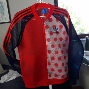 Adidasjacka - Cool jacka i håligt material från adidas. Endast använd ett fåtal gånger och kommer garanterat levla upp din outfit