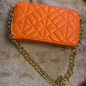 Väska  - Fin väska från Shein har flera i olika färger som jag använder flitigt men denna färgen kommer aldrig till användning utav mig tyvärr så säljer den istället, aldrig använt 