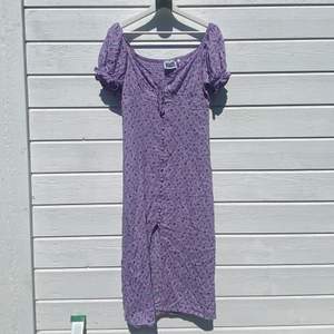 Jättefin lilablommig klänning från Reclaimed Vintage, köpt på Asos. Knytning där fram och slits i mitten. Använd fåtal gånger. Fint skick 😊