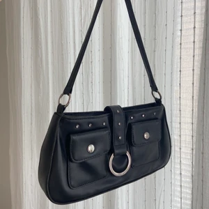 Axelväska - Säljer denna coola axelväska eftersom den inte kommer till användning, den är i fint skick!❤️