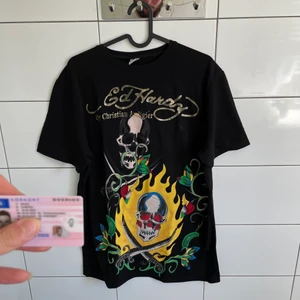 Ed hardy tshirt - Säljer min fina tshirt, den e perfekt inför sommaren! Den sitter mindre än vanlig! Skulle säga M-L! Går att frakta om köparen står för frakt.