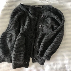 Ullkofta - Mörkgrå ullkofta med kortare ärm. Säljes pga används ej. 