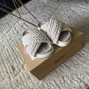 INUIKII tofflor / sandaler / slippers strl 37 - Ett par jättefina Inuikii sandaler i nyskick! Använda 2-3ggr men är tyvärr för små för mig.   Kommer med kvitto och kartong. 