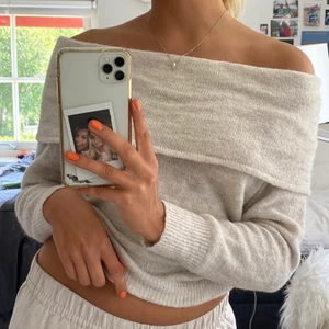 stickad tröja - Stickad off shoulder tröja i fint skick!!