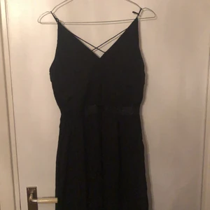 Svart klänning med glitterdetaljer - Säljer en fin svart klänning med fina glitterdetaljer vid midjan. Köpte den för 7-8 år sedan men har endast använt en gång. Så klänningen är i mycket fint skick. Den kommer från Vero Moda och storleken är M.