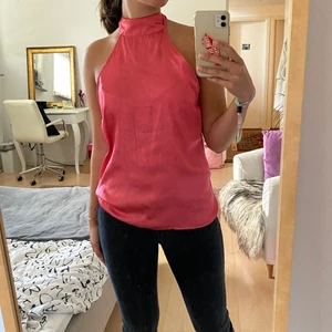 Halterneck festtop - Festtop i rosa satin från Gina med halterneck där man knyter i nacken. Knappt använd och inga defekter.💕