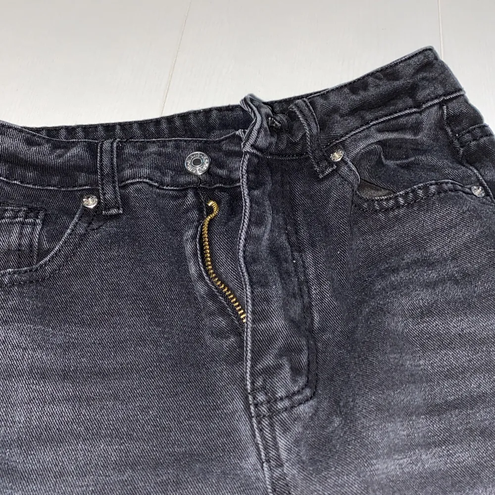 Jeans ifrån ginatrico, sitter jättefint o i stolek 32 (xs/s) inga fläckar eller hål! Säljer för 150kr+frakt🫶🏻kom privat för mer bilder eller intresse,, men hål på knäna fast trådar över . Jeans & Byxor.