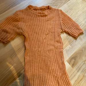 Stickad tröja med korta ärmar, mer orange i verkligheten! Vintage från 60-70-talet!