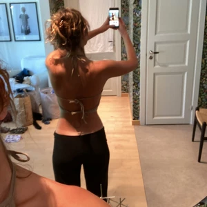 Halterneck topp - Från Monki! Knappt använt. Bomull!!! Lägg ditt pris i kommentarer så accepterar jag elr inte❤️