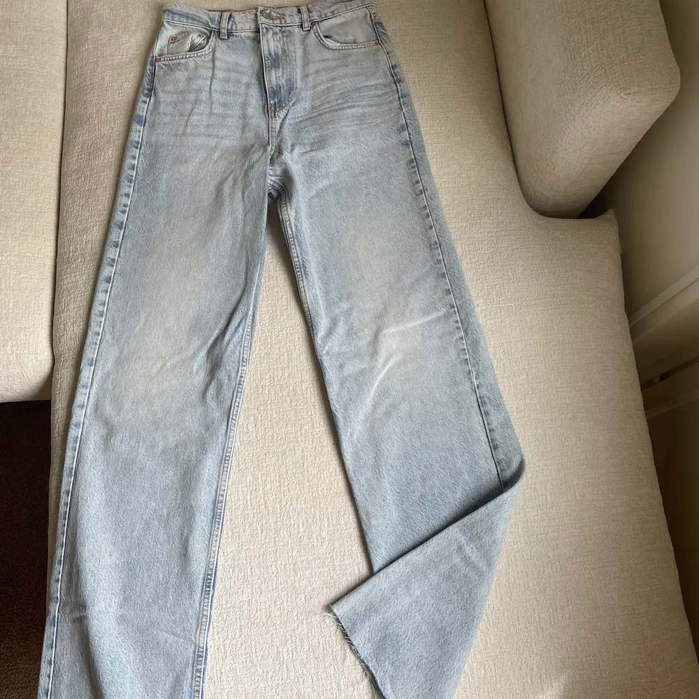 Säljer dessa snygga jeans från Gina Tricot då de aldrig kommer till användning, använt 1-2ggr💕 jättefin tvätt och passform med straight leg. Storlek 36, ordinarie pris 599 kr💕. Jeans & Byxor.