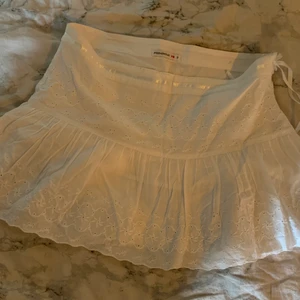 Kort söt linné tjol! - Den är skön och kan ha den både lågmidjat och hög, men är lite lite för mig vid höfterna.