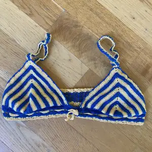 Så fin virkad topp/bikini/bh. I färgerna blå o gul. Aldrig använd, bara testad i butik 🌸 Står ingen storlek men skulle säga att den passar upp till C-kupa. Om många intresserade kan det bli budgivning. Säljes för 300kr, köpare står för frakt ☺️