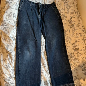 Levis skateboarding jeans - Levis jeans skateboarding. Sitter rakt och lite pösigt. Storlek 34x32 men passar mig som har 30x30 i alla andra byxor. Använda en del se bilder för skick