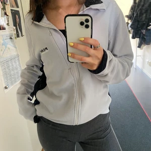VINTAGE LJUSBLÅ PEAK PERFORMANCE FLEECE - Superfin. Knappt använd. Ser vit ut på bild men är snarare en ljusblå eller en ljus kall grå. Storlek XL enligt lapp men den känns mer som en medium enligt mig💕 jag är 1,67 och har XS/S i storlek på toppar. Fleecen går precis till under rumpan på mig.