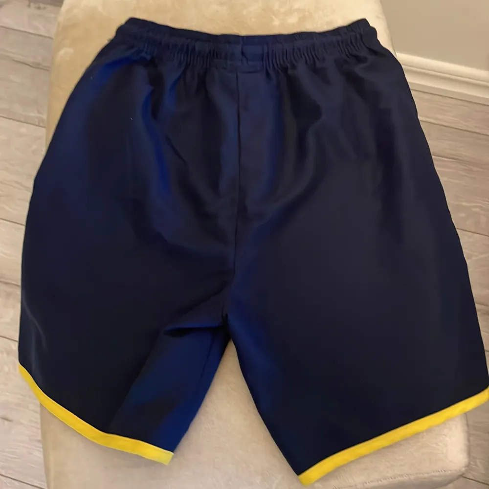 Trendiga Fila badshorts i marinblått, hela fina och knappt använda säljes för endast 240:- . Shorts.