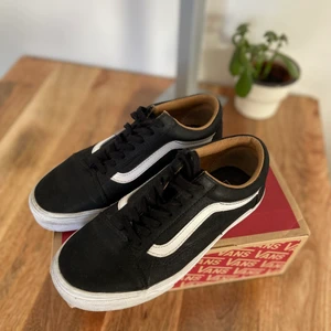 Vans skor - Snygga Vans skor i läder/mocka, perfekt till sommaren 😎 knappast använt.