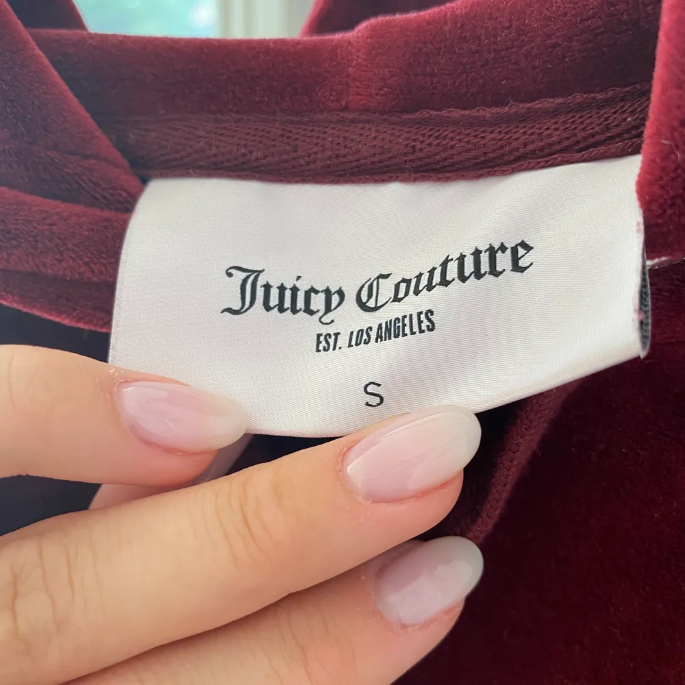(Lägger ut igen pga oseriös köpare)  En supermjuk hoodie från Juicy Couture.  Jättenajs att kasta på sig till en kjol eller ett par jeans!  Skicket är som nytt, alla stenar finns kvar :). Tröjor & Koftor.