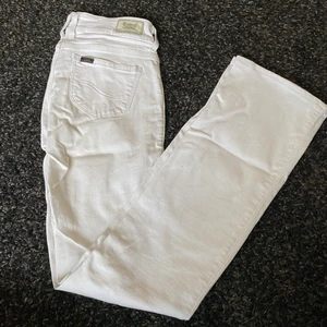 Lågmidjade bootcutjeans - Säljer mina vita lågmidjade bootcutjeans från Lee!  Skick: Väldigt bra! Storlek: W26 L33 Nypris: ca 1000kr