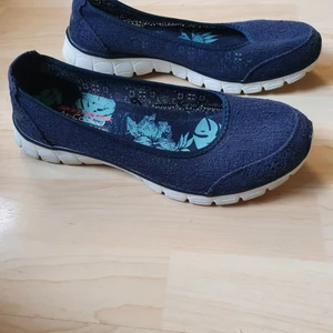 Skechers promenadskor dam - Skechers Air-Cooled Memory Foam marinblå. Den är knappt använd som ny. Storlek 41  Finns i Södra Sandby. Har swish 