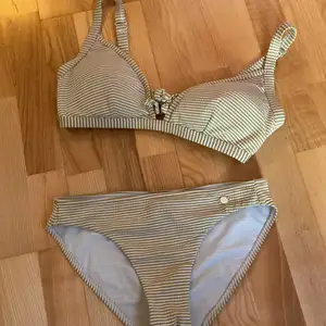 Randig bikini i superfint skick som funkar perfekt nu till sommaren.🤩 Endast använd 2-3 gånger. Överdelen är i 80 D och underdelen i S/36 Köparen står för frakt. 