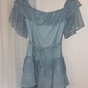 Ljusblå jättefin klänning. Använd endast en gång. Köpt för 1900 kronor från lovers and friends