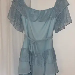 Ljusblå jättefin klänning. Använd endast en gång. Köpt för 1900 kronor från lovers and friends