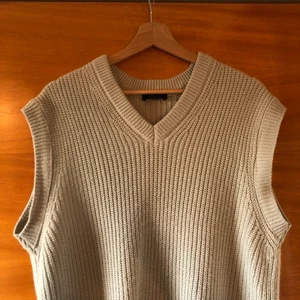 Stickad väst - Jättesöt mjuk stickad väst i mintgrön/ljusblå. Stilren och rak i modellen. Stl M och har en oversized look på mig som är S. Passar perfekt nu på sommaren över en kjol eller med ett par jeans💞💞