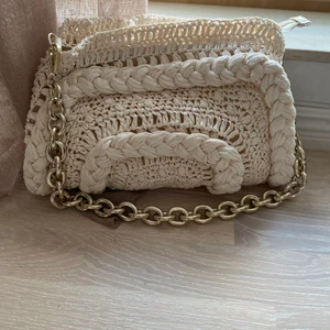 Beige väska från zara - Intressekoll på denna snygga väskan från zara, inköpt förra sommaren (2021) för ca 400kr. Använd ett fåtal gånger och är i fint skick.