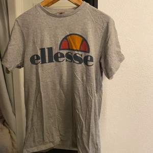 Ellesse t shirt  - Ursäkta skrynklig t-shirt orkade inte stryka! Ser stor ut på bilden men är storlek S och inte så stor som den ser ut tycker jag