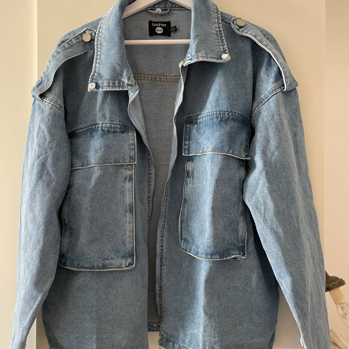 Trendig denimjacka från Boohoo