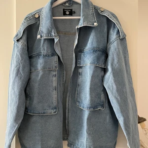 Trendig denimjacka från Boohoo - Trendig jeansjacka från populära Boohoo säljes (utan tillhörande pälskrage/avtagbar päls på ärmarna)  Använd ett fåtal ggr och som ny! 💜  Nypris: 900 kr