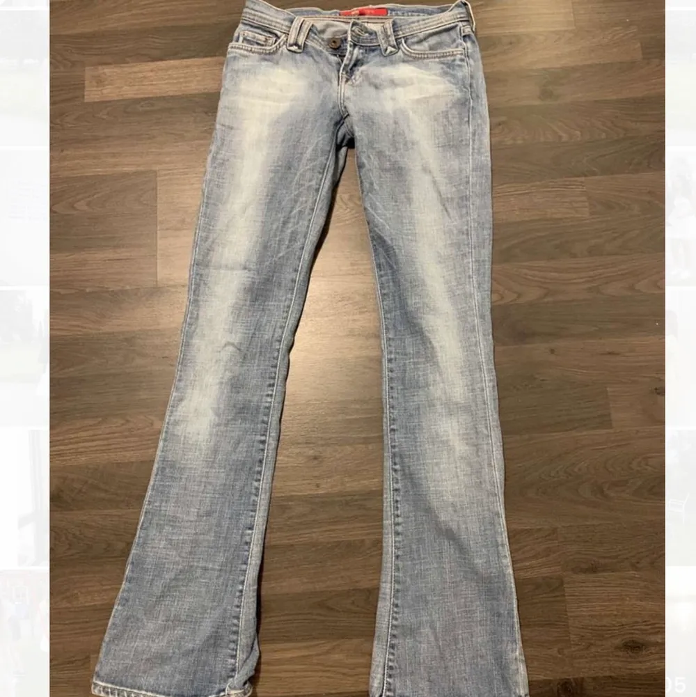 Jätte fina vintage lågmidjade jeans💞. Innerbensmåttet är 80cm midjemåttet är 83❤️. Jeans & Byxor.