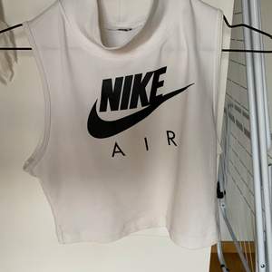 Nike crop-top i storlek S Aldrig använd Skickas mot frakt eller hämtas i arlöv 