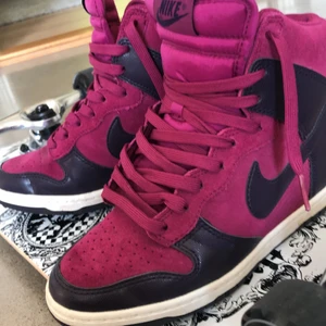 GRATID FRAKT! Hej säljer mina dunk high eftersom jag inte passar i dem - GRATID FRAKT! Dem är inte creasade alls och är i jätte bra skick!