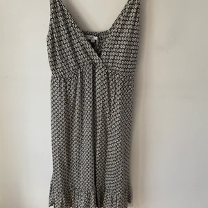 Sommarklänning  - Supersöt klänning till sommaren men som är för lite på mig💗