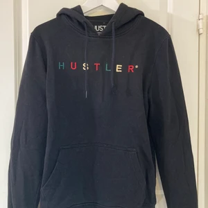 Hustler hoodie - En as najs hoodie som passar både tjejer och killar, använd ett par fåtal gånger och säljs pågrund av att den inte kommer till användning. På ett snöre har det lossnat en plast grej men det är inget som syns. Ordinarie pris 500kr, köparen står för frakt 
